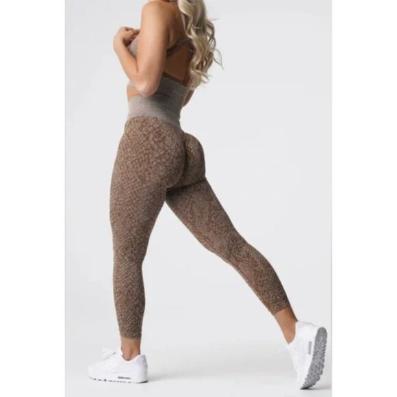NVGTN Snakeskin Seamless Leggings in Mocha Athleisure Gym Workout - Size M - Picture 1 of 14